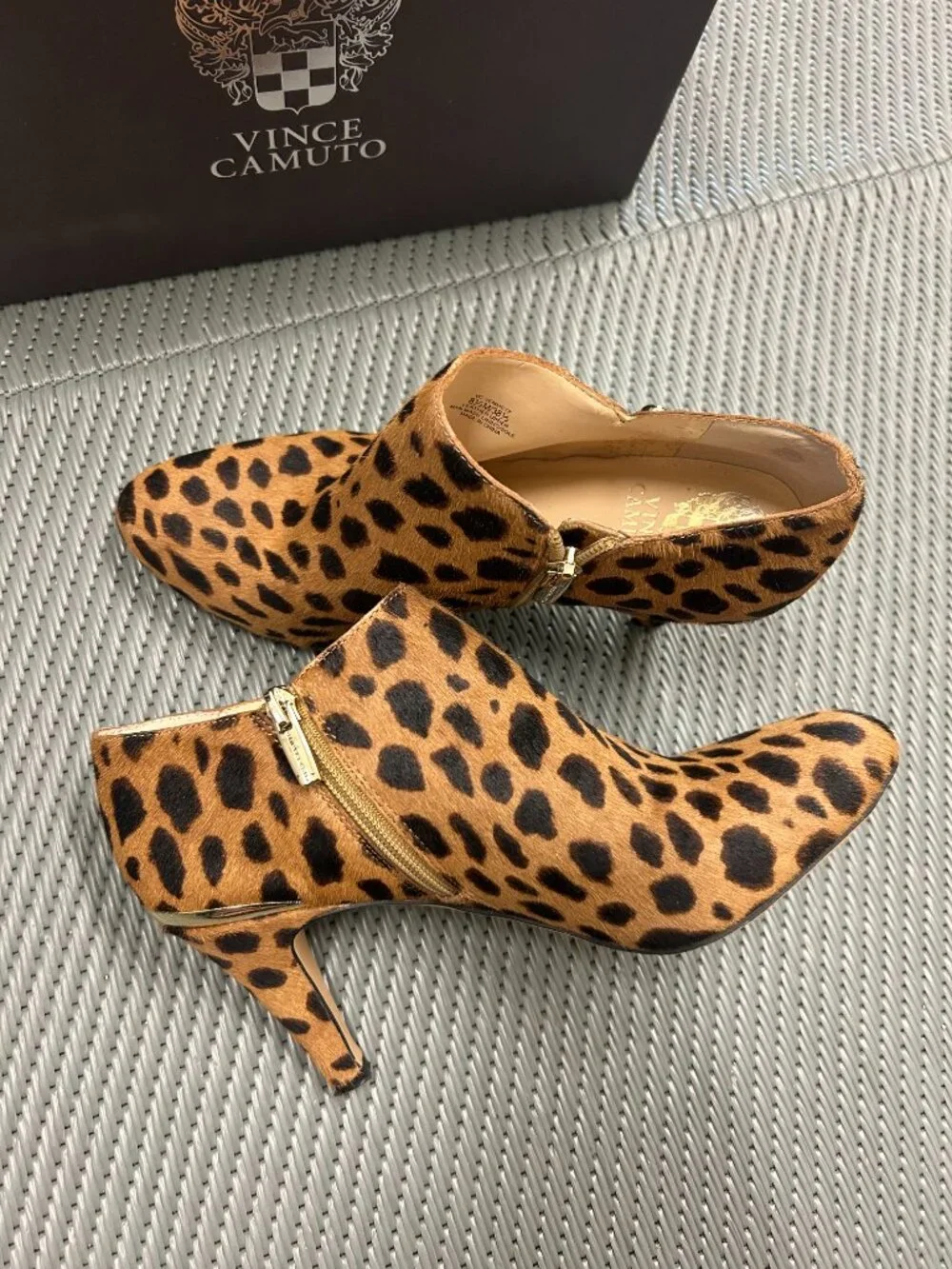 VINCE CAMUTO Leopard Ankle Booties Vemmey2 Size 8.5M